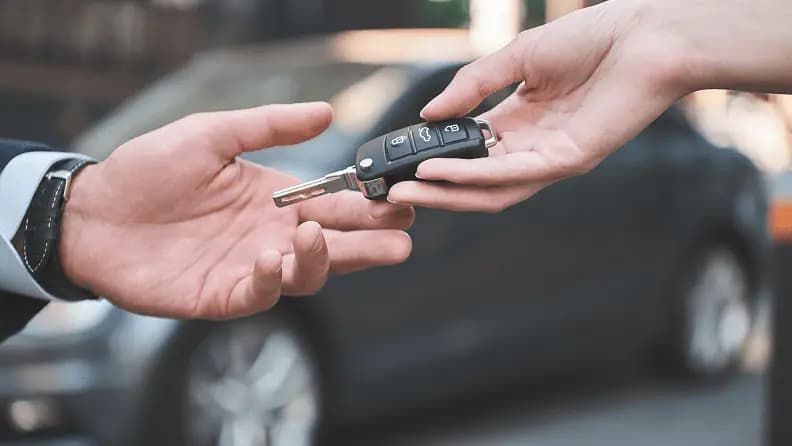 Araç Kiralayacaklar Dikkat: Ticaret Bakanlığı'ndan Yaş, Kilometre ve Depozito Düzenlemesi Geldi
