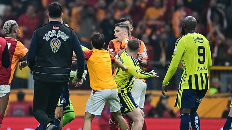 Dev derbide bitiş düdüğüyle birlikte futbolcular birbirine girdi!