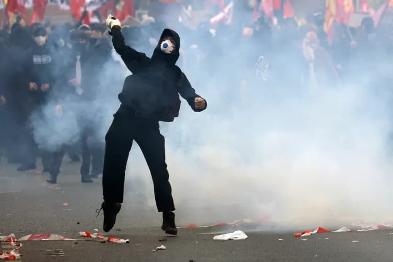 Fransa’da Bütçe Çöktü, Okullar Ayaklandı: Borç Faizleri Eğitimi Yutuyor!