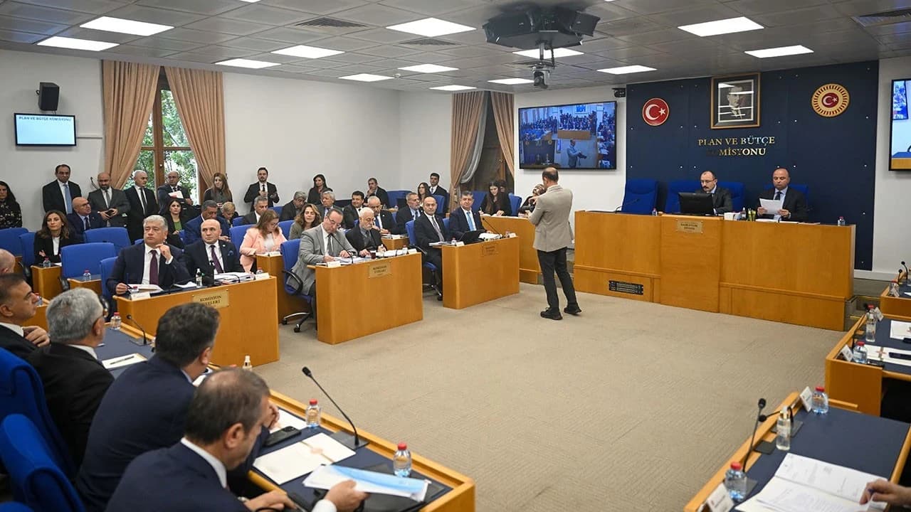 Tasfiye Edilecek Fonlara İlişkin Kanun Teklifi Komisyona Geldi; Tartışmalara Halk TV‘ye Kayyum Damga Vurdu
