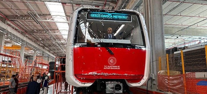 Bakan Uraloğlu, ilk yerli sürücüsüz metro aracını tanıttı