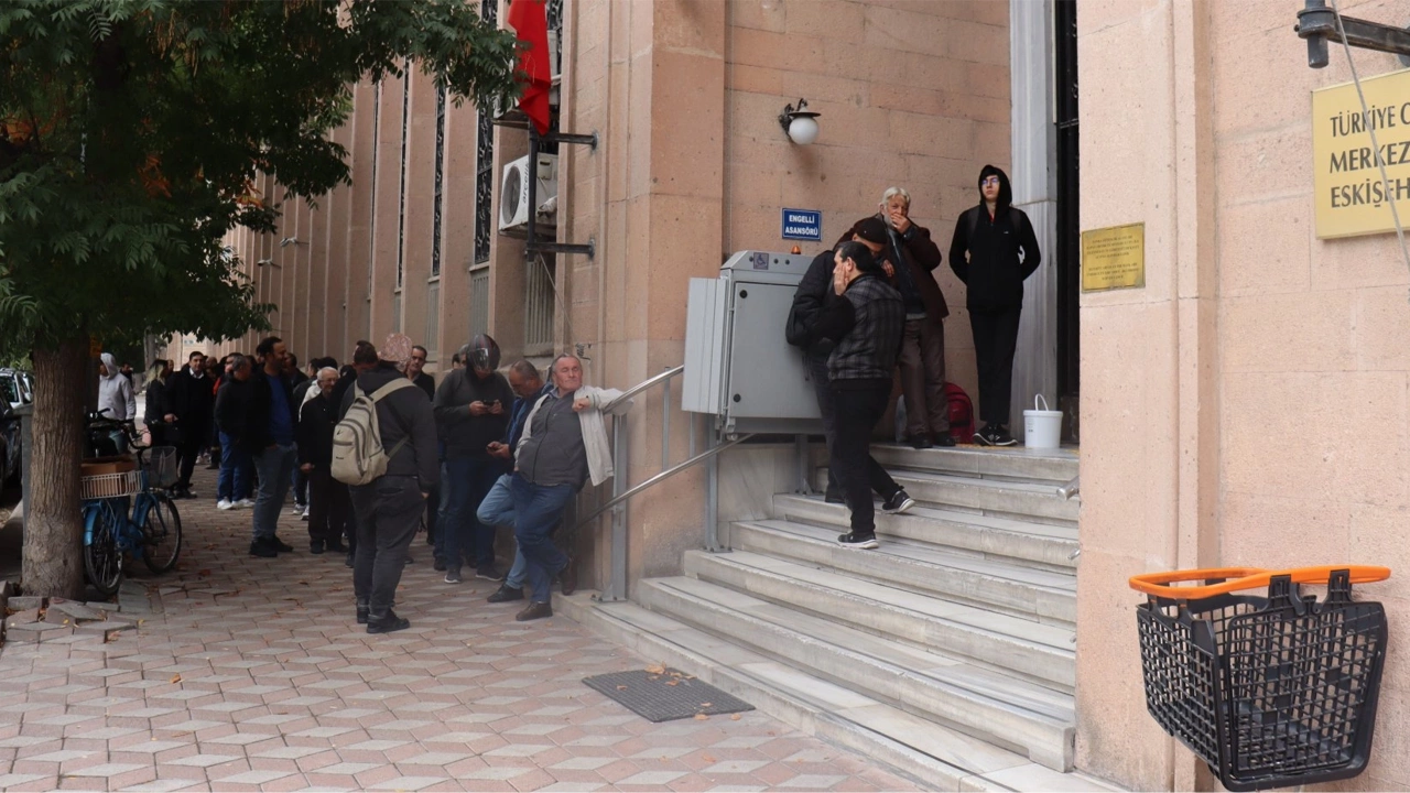 Bozuk Paralar Tükendi! Vatandaşlar Banka Önünde Madeni Para Kuyruklarına Girmeye Başladı