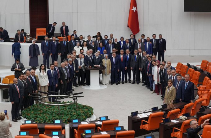 TBMM’de utanç fotoğrafı: AKP’liler katliam yasasını tepkilere rağmen Meclis’ten geçirdi