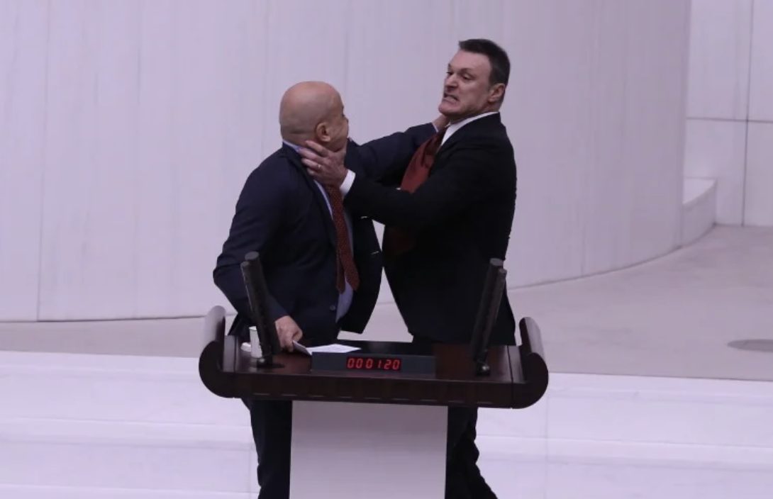 Meclis’te kan döküldü! AKP’li vekiller Ahmet Şık’ı yumrukladı